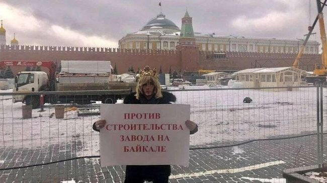 Петербурженка пожаловалась на стилиста Сергея Зверева, головной убор которого мешал ей смотреть..