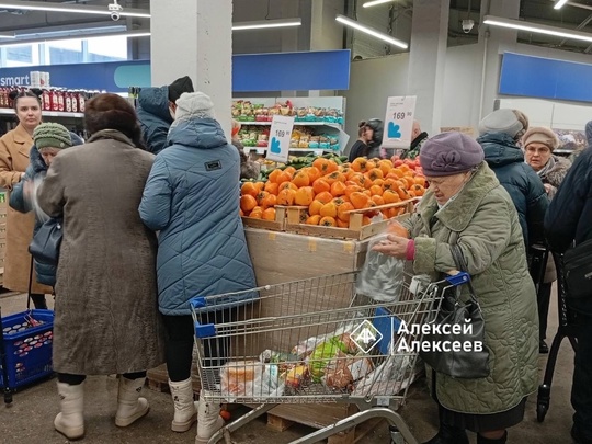 🗣️В магазинах Дзержинска уже начался новогодний ажиотаж – люди выстраиваются в очереди за овощами,..