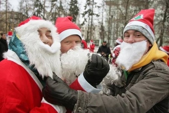 🗣️ В Нижнем прошел велопробег Дедов Морозов и Снегурочек.  Участники проехали по центру города, раздавая..