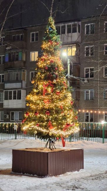 вот такая красота на Южном шоссе💙 
Жители самого красивого двора в городе снова украсили свой двор к Новому..