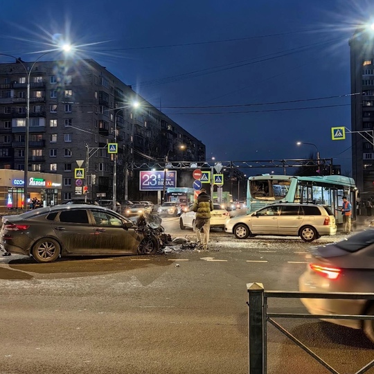 В Колпино KIA на полном ходу протаранила лазурный автобус  Накануне вечером, около 18:00, на перекрёстке улицы..