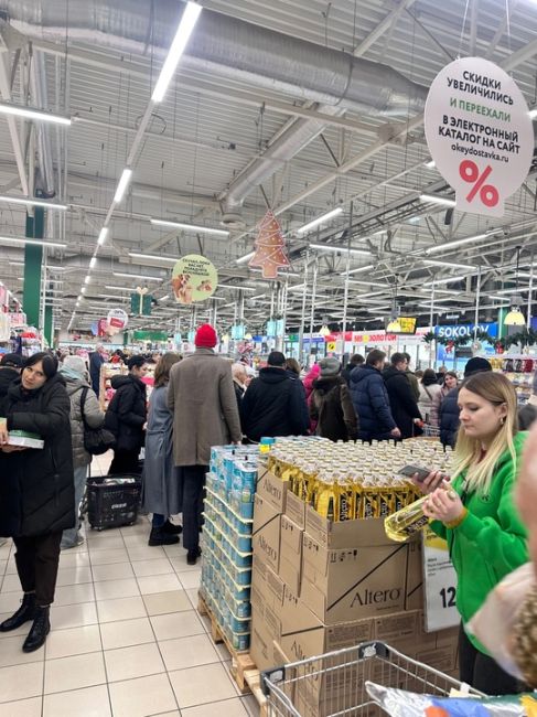 🤯 Началось! В Ленте на Шолохова не протолкнуться. Все копили свои зарплаты и теперь начали закупаться к..