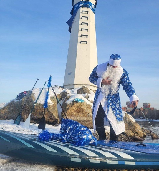 Новогодний заплыв на сапах устроили в Красноярске.  Деды морозы и снегурочки высадились у маяка на..