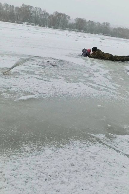 🗣️ Молодой человек в Рождество спас 3-летнюю девочку, которая провалилась под лед на Оке  Ребенок, катаясь с..