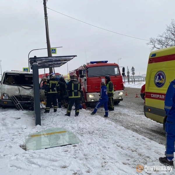 Эвакуатор врезался в остановку на Пискарёвском проспекте. Пострадали водитель, женщина и ребенок  ДТП..