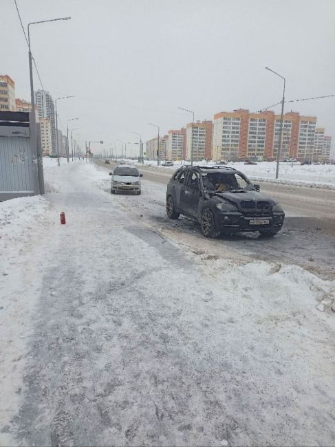 В Новосибирске на остановке сгорел BMW X5 
На остановке «Матрёшкин двор» сгорел кроссовер BMW X5. 
Салон..