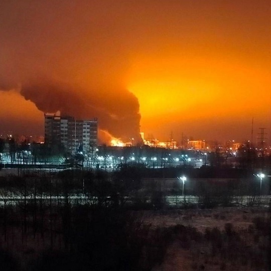 Взрывы и серьёзный пожар в промзоне в Гатчине Ленинградской области. 
Мощный пожар сегодня произошёл на..