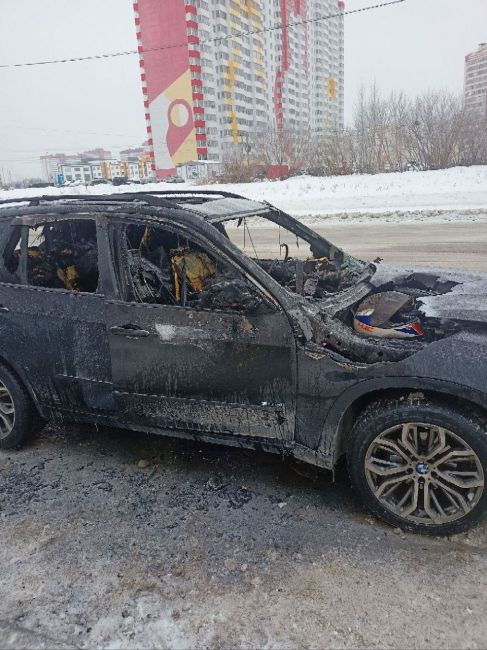 В Новосибирске на остановке сгорел BMW X5 
На остановке «Матрёшкин двор» сгорел кроссовер BMW X5. 
Салон..