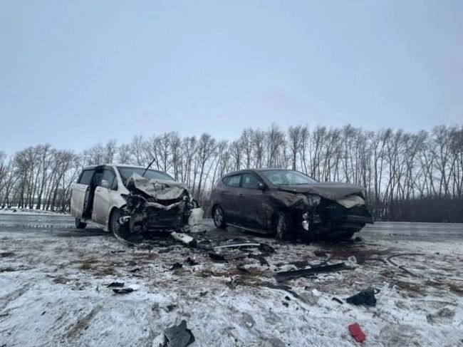 В Кочковском  районе на трассе в ДТП пострадали женщина и её дети — 6-летний сын и 8-летняя дочь. 
 4 января..