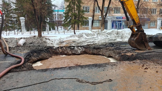 В Самаре перекрыли улицу Советской Армии в районе пересечения с Тихвинской. На месте работают специалисты..