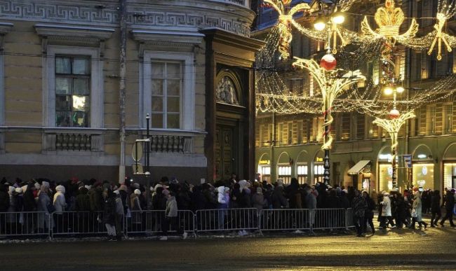 Петербуржцы и гости города, рискнувшие прогуляться по новогоднему центру, пока остальные доедали салаты...