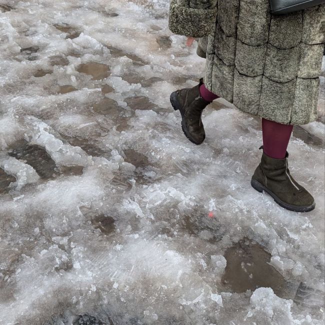 На Петербург сегодня спустилась благодать: город утонул в традиционной зимней каше. Синоптики обещают..