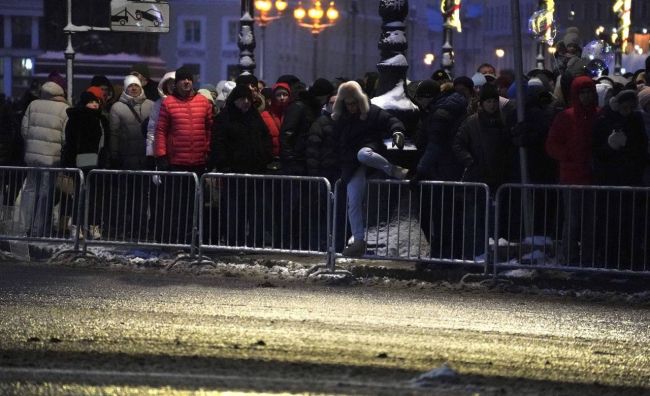 Петербуржцы и гости города, рискнувшие прогуляться по новогоднему центру, пока остальные доедали салаты...