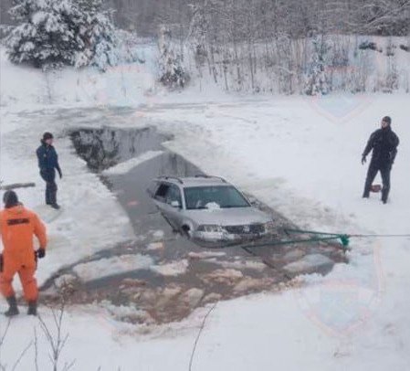 Автолюбитель утонул в пожарном водоёме в Ленобласти  Трагедия произошла в коттеджном посёлке «Остров» в..