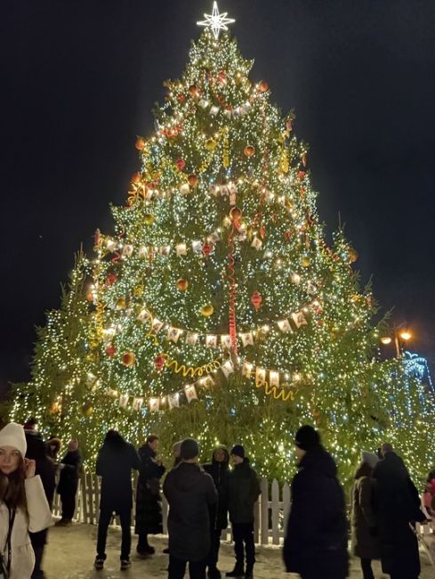 🎄Новогодняя атмосфера у Морского собора в Кронштадте 
Захватывающее мультимедийное шоу можно посмотреть..