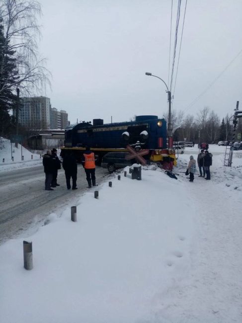 Машину сбил поезд на железнодорожном переезде на Русской  Очевидцы сообщают, что обошлось без жертв. Но..