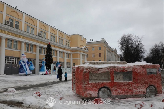 Уральские спасатели сделали пожарную машину рядом с институтом МЧС на улице..