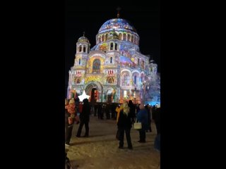 🎄Новогодняя атмосфера у Морского собора в Кронштадте 
Захватывающее мультимедийное шоу можно посмотреть..