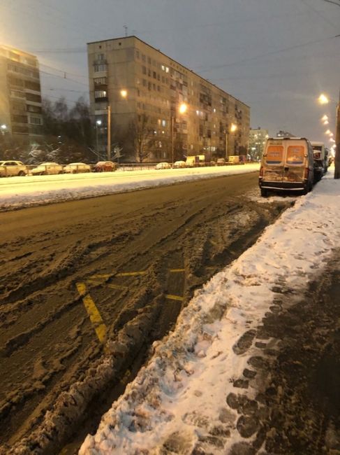 Петербуржцы в соцсетях критикуют уборку города, где объявлен «жёлтый» уровень погодной опасности из-за..