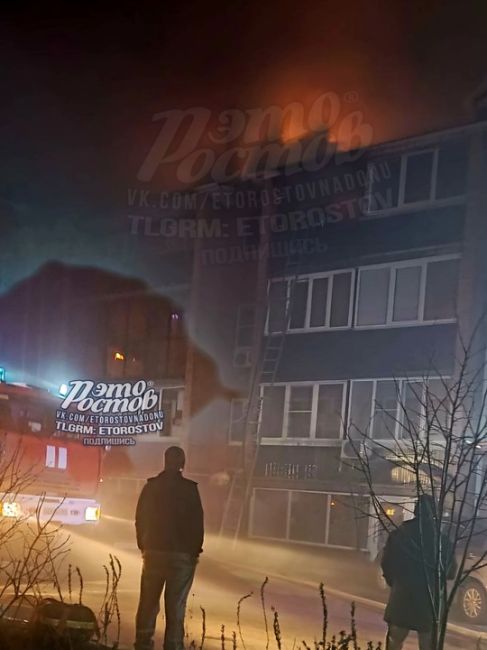 🔥🚒 Утром горел многоквартирный дом на Обсерваторной, 104/1 (Верхнетемерницкий). Всех жильцов эвакуировали...