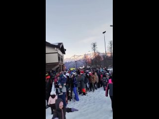 В Сочи туристы проводят зимние каникулы в адских километровых очередях.  Чтобы подняться на пик, нужно..