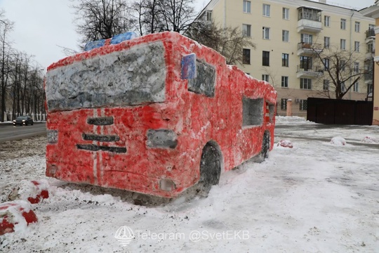 Уральские спасатели сделали пожарную машину рядом с институтом МЧС на улице..