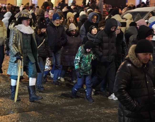 Петербуржцы и гости города, рискнувшие прогуляться по новогоднему центру, пока остальные доедали салаты...