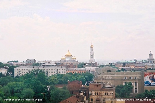 📸 Серия снимков с крыши здания на Буденновском, 46 (доходный дом Чирикова), сделанная летом 2001 г. 
Раньше по..