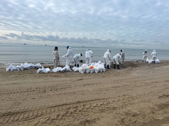 Краснодарские спасатели и волонтёры за двое суток вывезли с пляжей Анапы 2 460 кубометров мусора  Сегодня на..