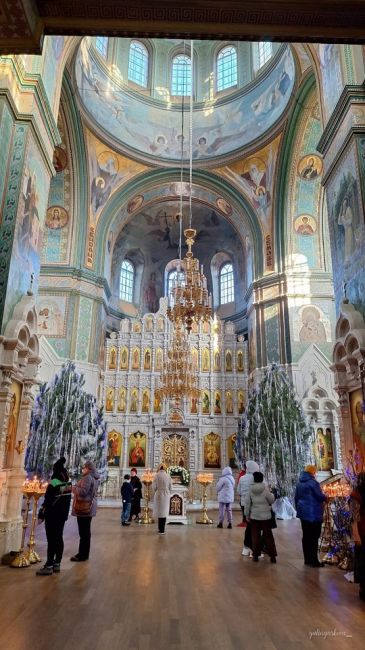 Храм Святого Благоверного Князя Александра Невского в Рождественском убранстве 🎄💫  Фото: Юлия..