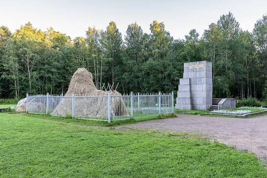 Сгорел шалаш Ленина 
Шалаш Владимира Ленина сгорел в музейном комплексе на озере Сестрорецкий Разлив под..