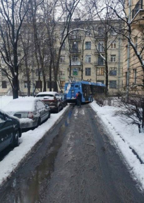 😳Одинокий троллейбус отбился от стаи и застрял во дворе Красногвардейского района 
Оказалось, водитель..