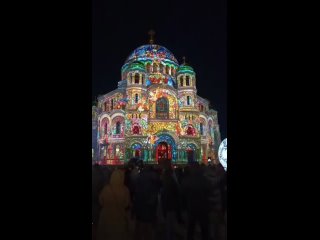 🎄Новогодняя атмосфера у Морского собора в Кронштадте 
Захватывающее мультимедийное шоу можно посмотреть..