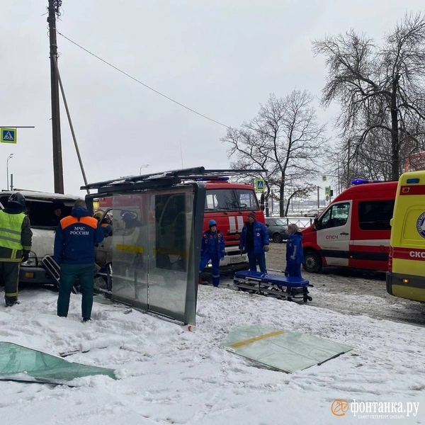 Эвакуатор врезался в остановку на Пискарёвском проспекте. Пострадали водитель, женщина и ребенок  ДТП..