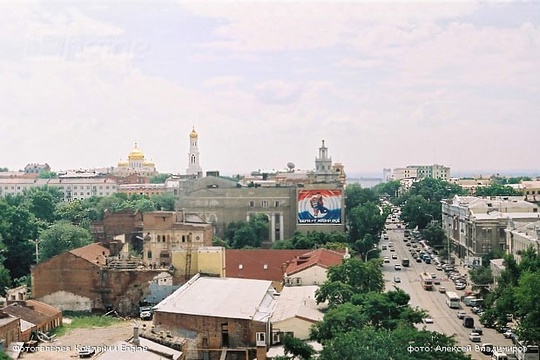 📸 Серия снимков с крыши здания на Буденновском, 46 (доходный дом Чирикова), сделанная летом 2001 г. 
Раньше по..