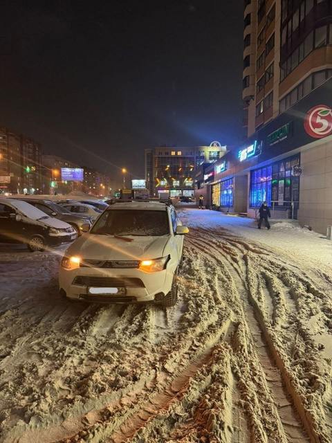 Вчера в 17.50 водитель Митсубиси Оутлендер, двигалась по придомовой территории дома на улице Гребенщикова не..