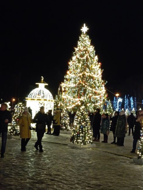 🎄Новогодняя атмосфера у Морского собора в Кронштадте 
Захватывающее мультимедийное шоу можно посмотреть..