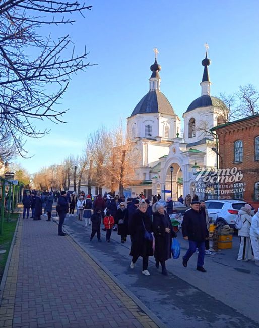 ☦️ Много людей сегодня в Старочеркасской. И погода позволяет - на улице весеннее тепло..