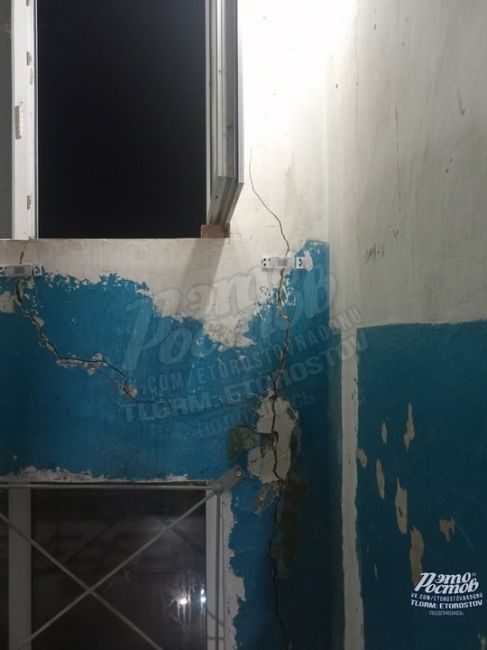 🏚 Дом в любой момент может рухнуть  в Семикаракорске на Араканцева, 20. По зданию пошли трещины, в квартирах..