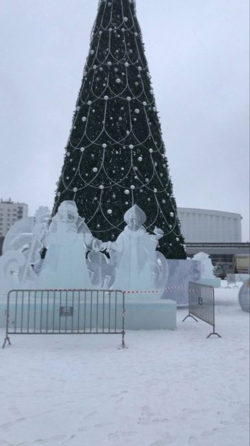 🧊 В Октябрьском районе Уфы закрыты ледовые городки  Это связано с погодными условиями, написал глава района..