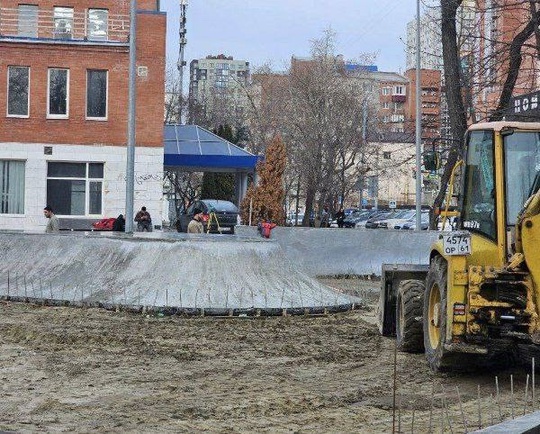 На Пушкинской обустраивают скейт-парк. Ранее жители возмущались тому, что на этом месте вырубили все..