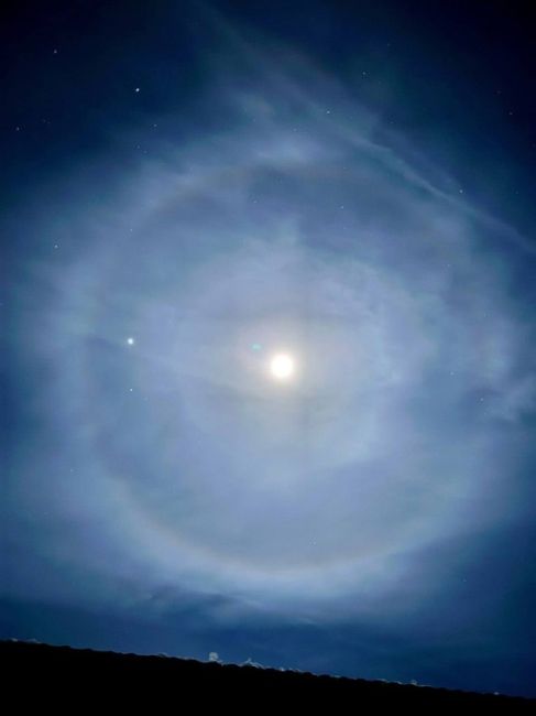 🌕 Шикарное лунное гало наблюдали накануне жители Нижегородской..