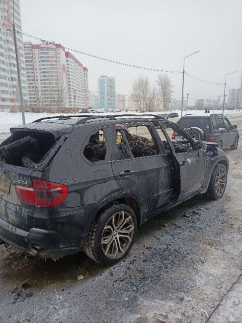 В Новосибирске на остановке сгорел BMW X5 
На остановке «Матрёшкин двор» сгорел кроссовер BMW X5. 
Салон..