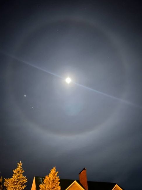 🌕 Шикарное лунное гало наблюдали накануне жители Нижегородской..