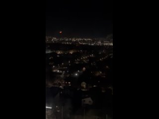 Мандаринная долька Луны повисла над Ростовом 🌙  Фото: Денис..