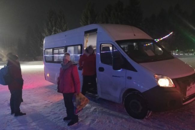 Автобус с новосибирскими туристами сломался на трассе в Алтайском крае  В Алтайском крае сломался автобус с..