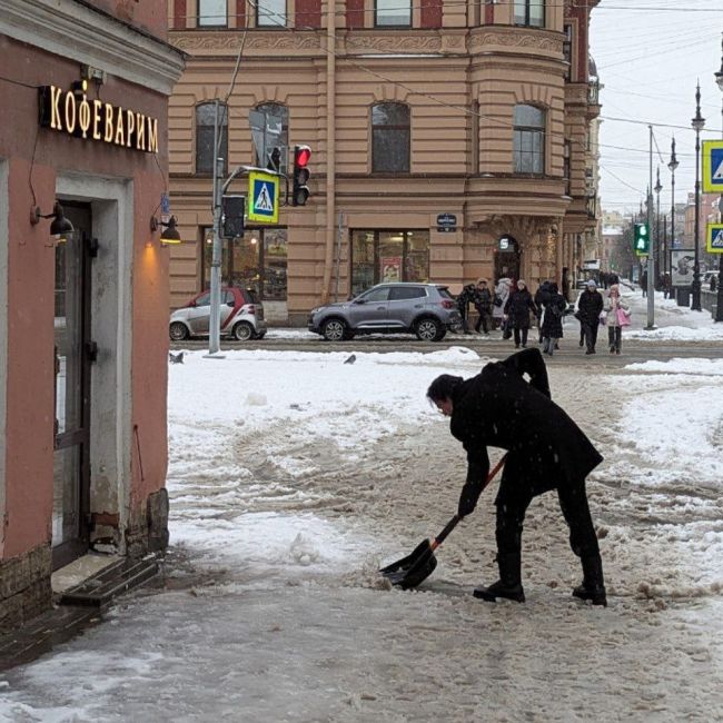 На Петербург сегодня спустилась благодать: город утонул в традиционной зимней каше. Синоптики обещают..