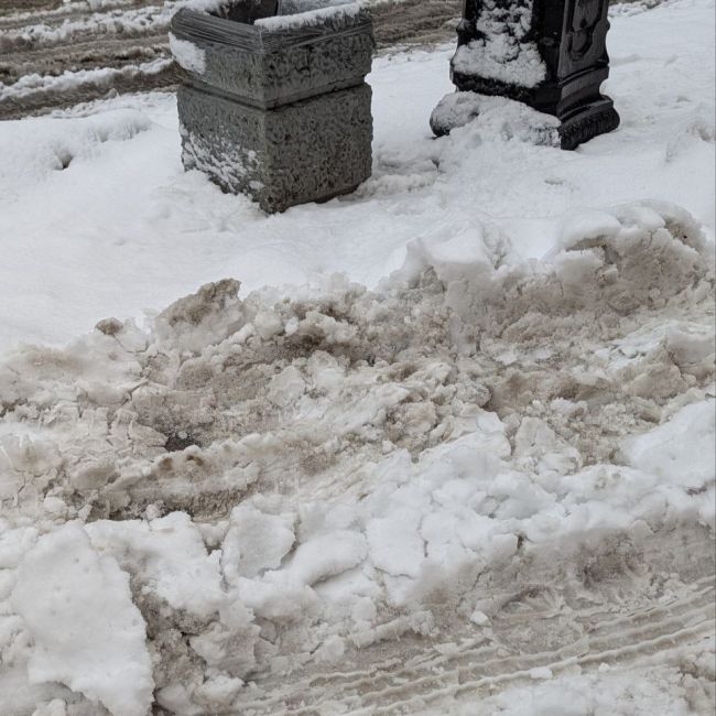 На Петербург сегодня спустилась благодать: город утонул в традиционной зимней каше. Синоптики обещают..