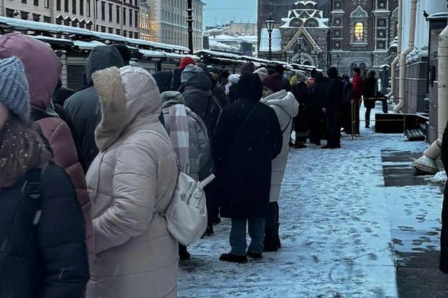 Петербуржцы и гости столицы выстроились в очередь от Русского музея до Спаса на Крови за искусством на..