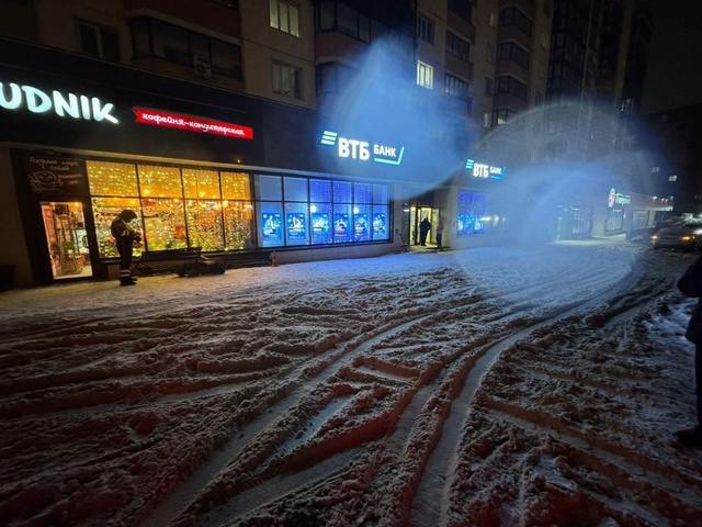 Вчера в 17.50 водитель Митсубиси Оутлендер, двигалась по придомовой территории дома на улице Гребенщикова не..